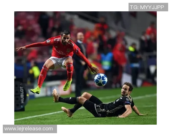 欧冠激战：AC米兰与本菲卡0比0平局乌龙球引发全场热议